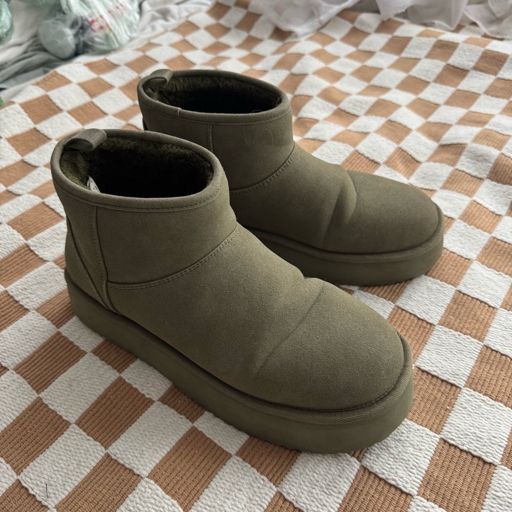 American Eagle Outfitters Olive Green platform shearling boots 7.5